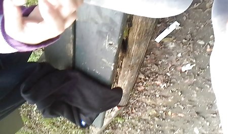 بستاني مثليه مفلس الأكل فتاة صغيرة في سكس محارم نار الهواء الطلق -