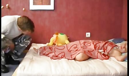 مارس الجنس رجل كبير مع sex hd محارم صديقته الصغرى في الصباح